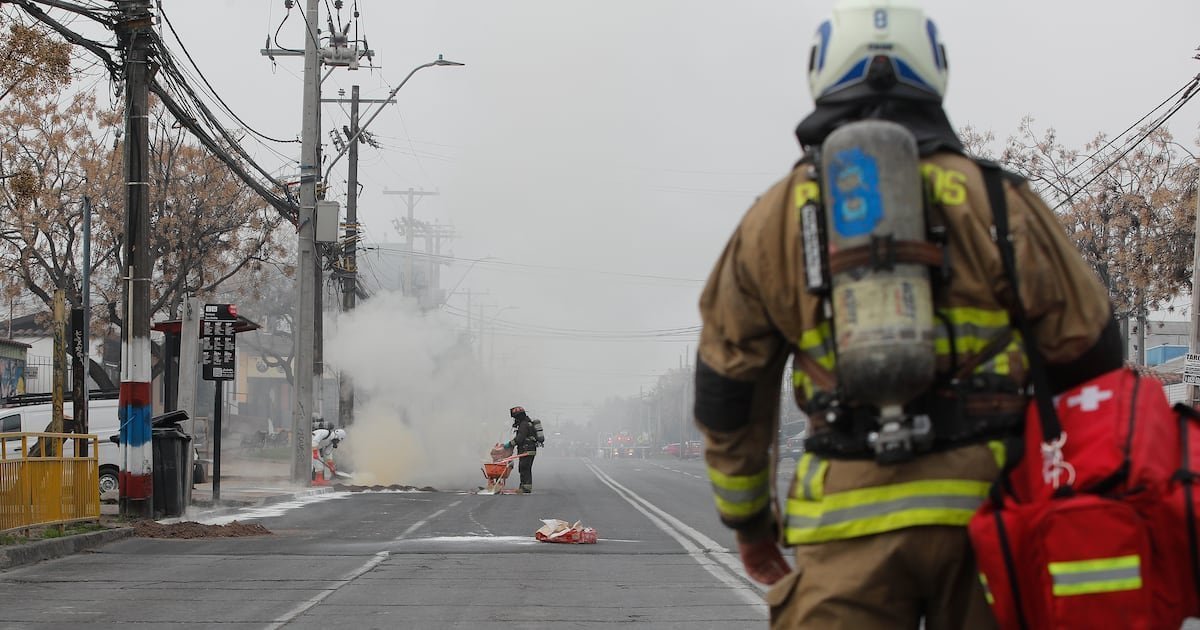 Emergencia en Pudahuel: derrame de químico corrosivo pone en riesgo la salud pública.