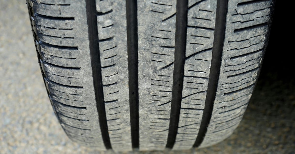 Niños juegan en cerro de Antofagasta; un neumático impacta en casa