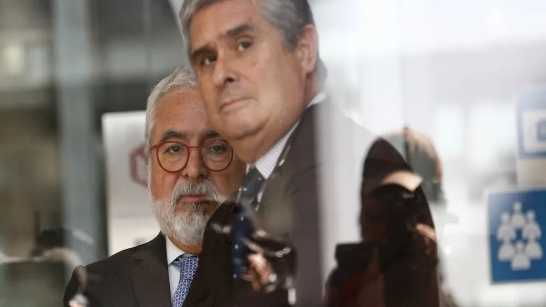 Defensa de Hermosilla denuncia cacería de brujas y presuntos favores de fiscales. Defensa de Hermosilla denuncia cacería de brujas y presuntos favores de fiscales.