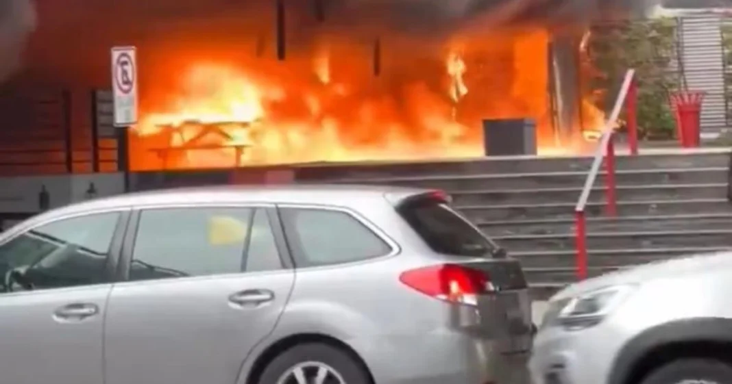 Bomberos sofocan incendio en la salida de la estación Escuela Militar Bomberos sofocan incendio en la salida de la estación Escuela Militar