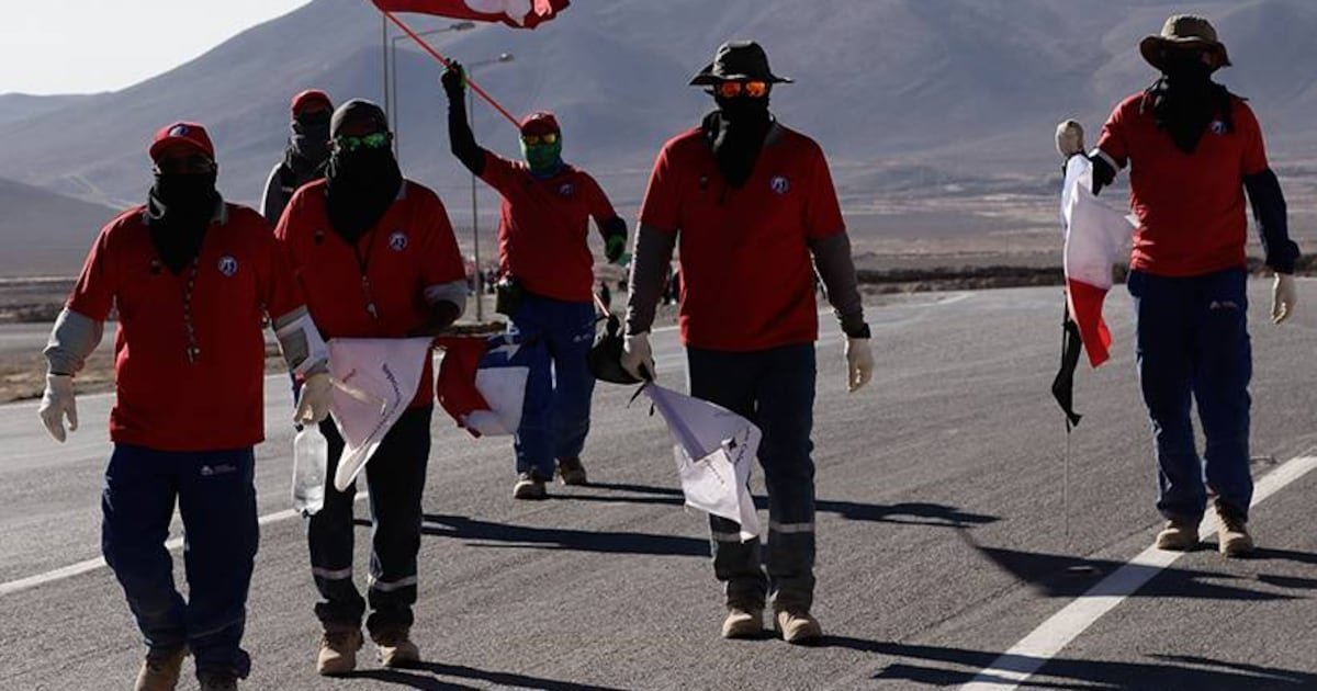 Trabajadores de Minera Escondida alcanzan acuerdo y finalizan huelga tras tres días.