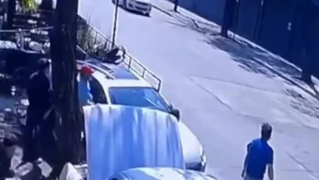 Impactantes imágenes: una adulta mayor baleada durante un violento asalto.