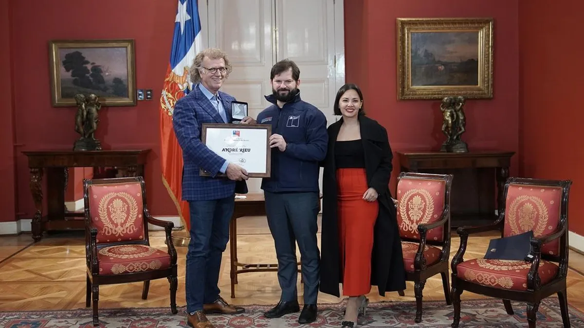 André Rieu recibe la Orden al Mérito Artístico Pablo Neruda del Ministerio de las Culturas.