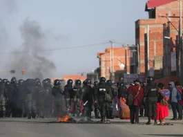 Indígenas bloquean caminos exigiendo la renuncia del presidente Arce por acusaciones a Morales.