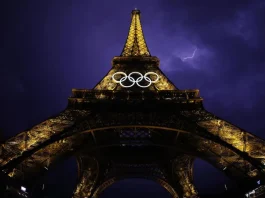 Los anillos olímpicos en la Torre Eiffel generan controversia en París.