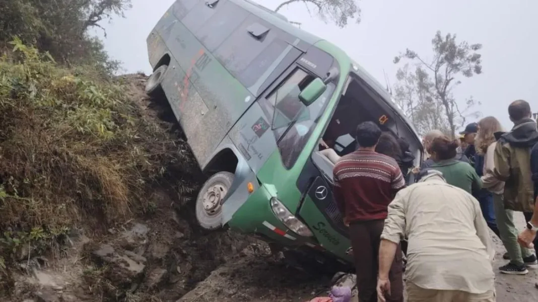 Turistas chilenas entre las heridas tras accidente de bus en camino a Machu Picchu.