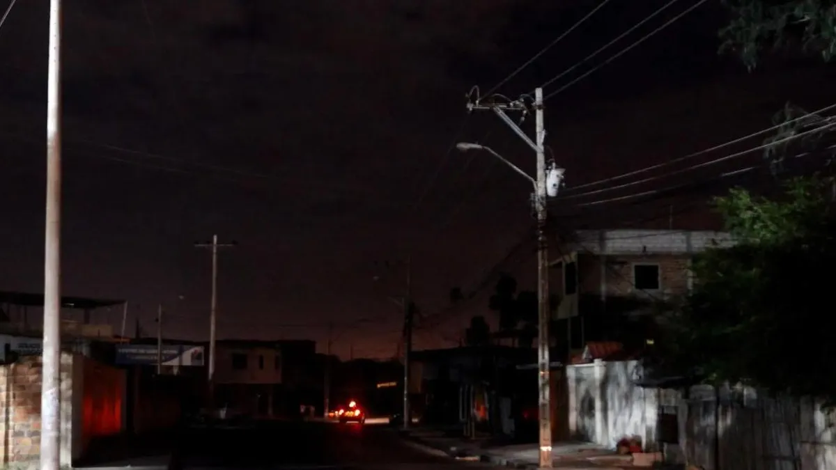 Ecuador implementa apagón nocturno de 8 horas y toque de queda a nivel nacional. Ecuador implementa apagón nocturno de 8 horas y toque de queda a nivel nacional.