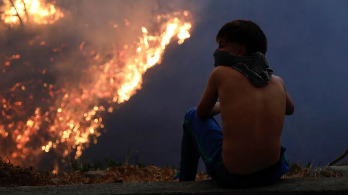 Detienen a joven de 19 años por presunto inicio de megaincendio en Quito
