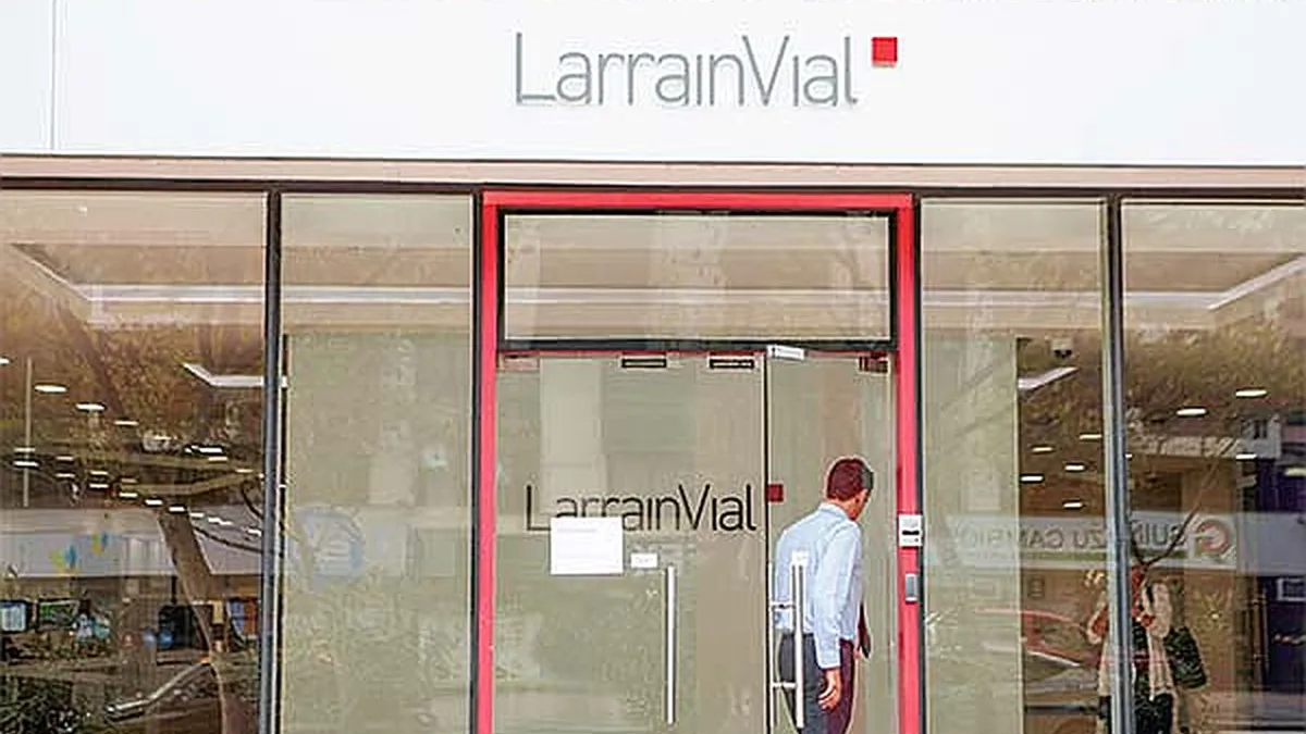 Grupo de 23 aportantes se querella contra Larrainvial por administración desleal.