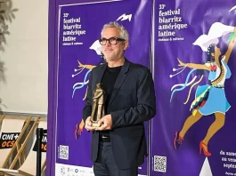Alfonso Cuarón recibe el "Abrazo de Honor" en el Festival de Biarritz por su trayectoria.