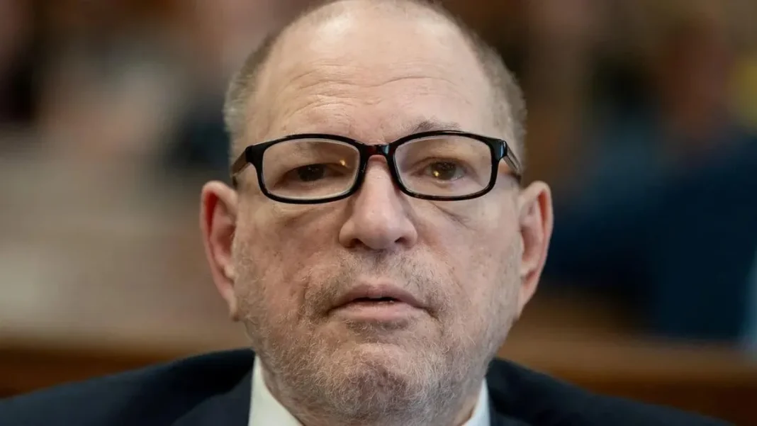 Harvey Weinstein es trasladado de emergencia al hospital para una cirugía de corazón.