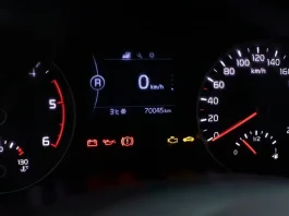 Descubre qué indica la luz del motor en tu auto y cómo actuar ante su encendido.