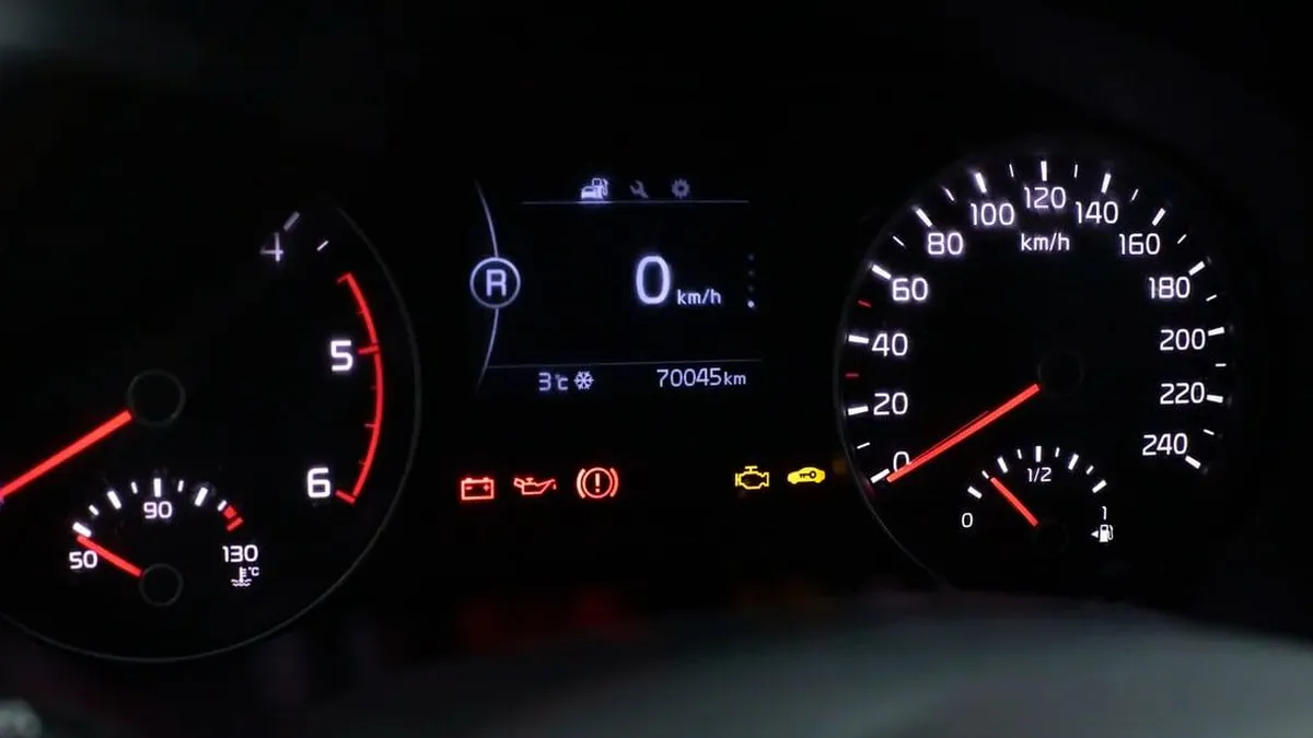 Descubre qué indica la luz del motor en tu auto y cómo actuar ante su encendido.