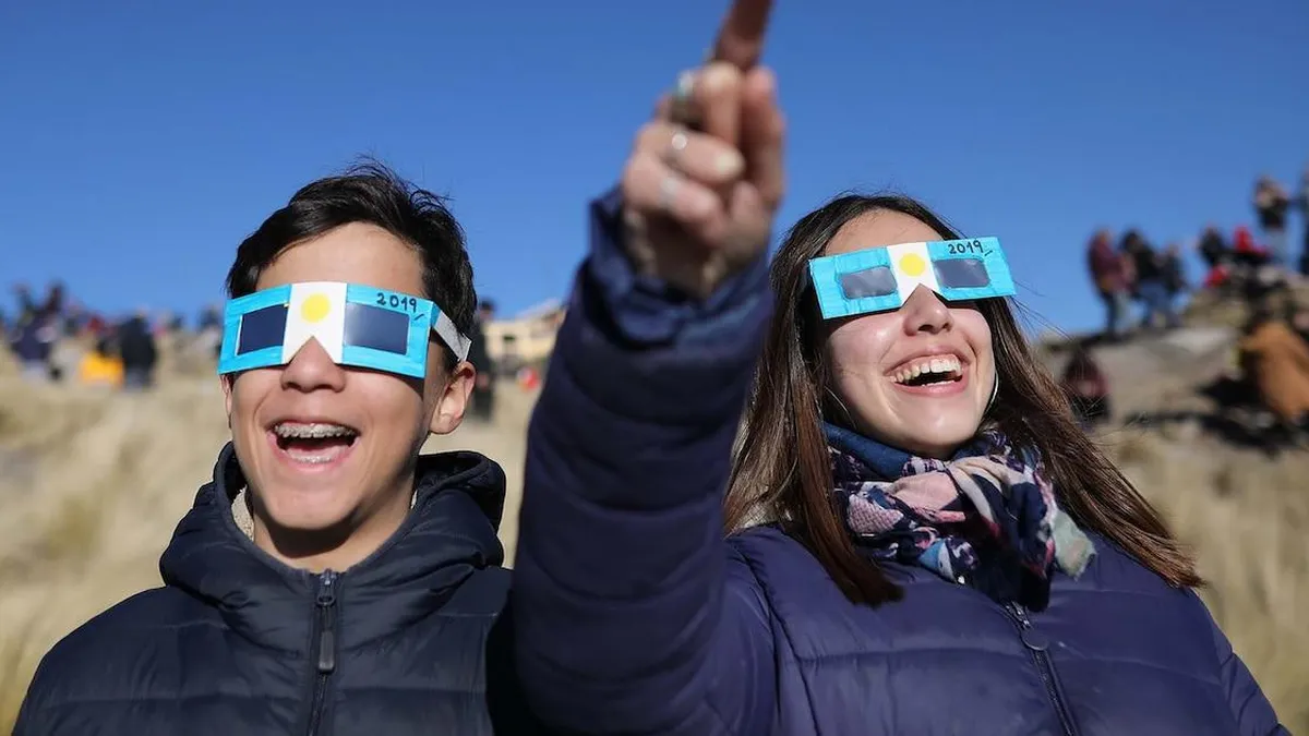 Descubre cómo disfrutar del eclipse solar anular sin poner en riesgo tu vista.