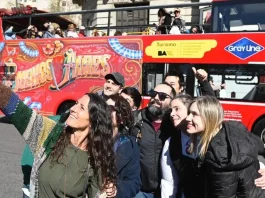 El fileteado regresa: buses turísticos exhiben un ícono de la cultura porteña.