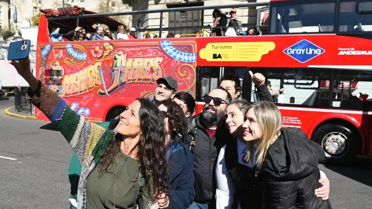 El fileteado regresa: buses turísticos exhiben un ícono de la cultura porteña.