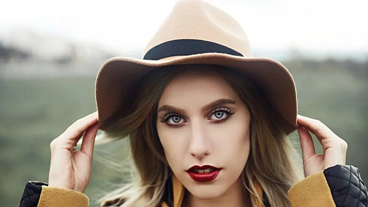 Descubre la historia de los sombreros en la moda femenina y los peinados perfectos.