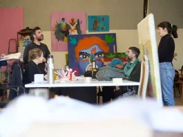 Desde el taller: una mirada única al proceso del arte contemporáneo.