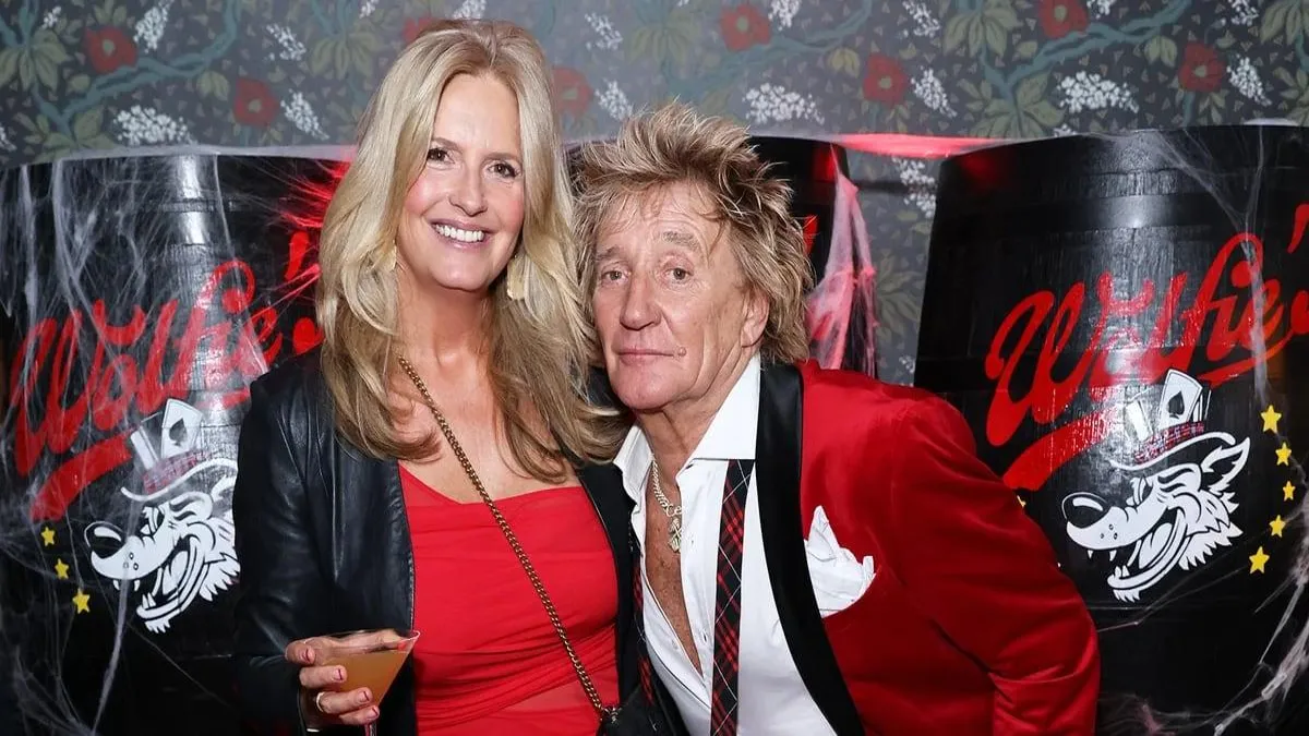 Rod Stewart aclara los rumores sobre su matrimonio en una reciente entrevista.