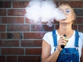 Estudiantes que vapean enfrentan desafíos en su rendimiento cognitivo