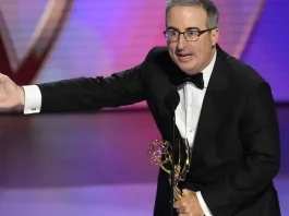 John Oliver interrumpido al hablar de su perro fallecido en los Emmy 2024.