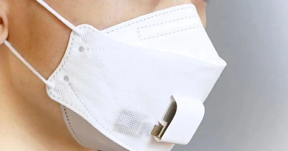 Mascarilla innovadora que analiza el aliento para detectar enfermedades respiratorias y renales.