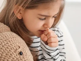 Gotas de agua salada en la nariz: un alivio para los resfriados infantiles.