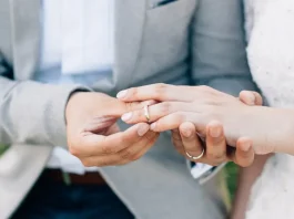 Corea del Sur ofrece 35 millones de pesos a parejas que se casen para fomentar la natalidad.