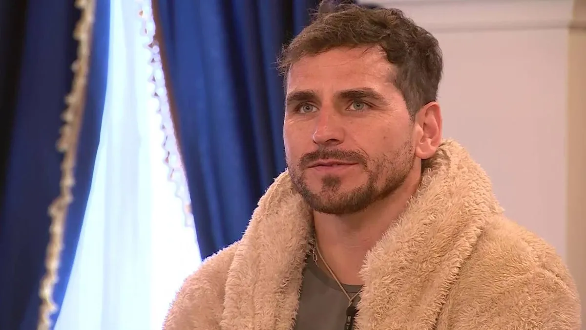 Pangal Andrade sorprende con un apasionado beso a una participante en "Ganar o Servir".