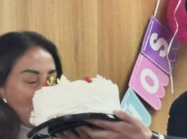 El alcalde Carter rinde homenaje a Cecilia Pérez en su 50° cumpleaños.