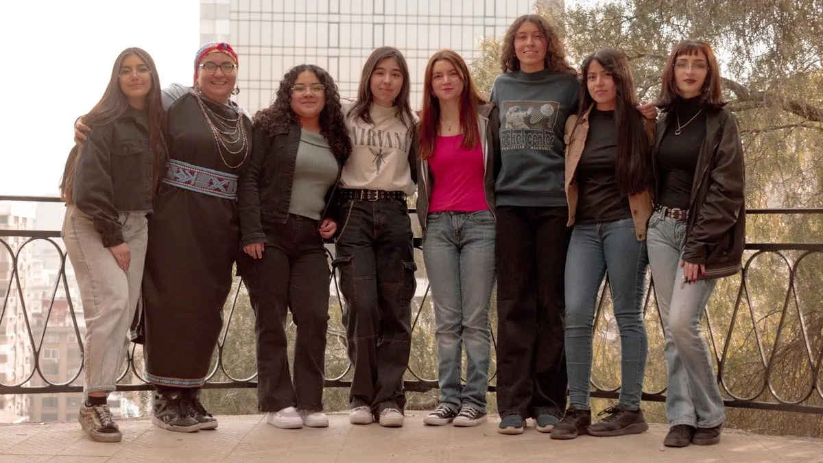 Equipo femenino chileno busca apoyo para competir en la olimpiada de robótica en Grecia. Equipo femenino chileno busca apoyo para competir en la olimpiada de robótica en Grecia.