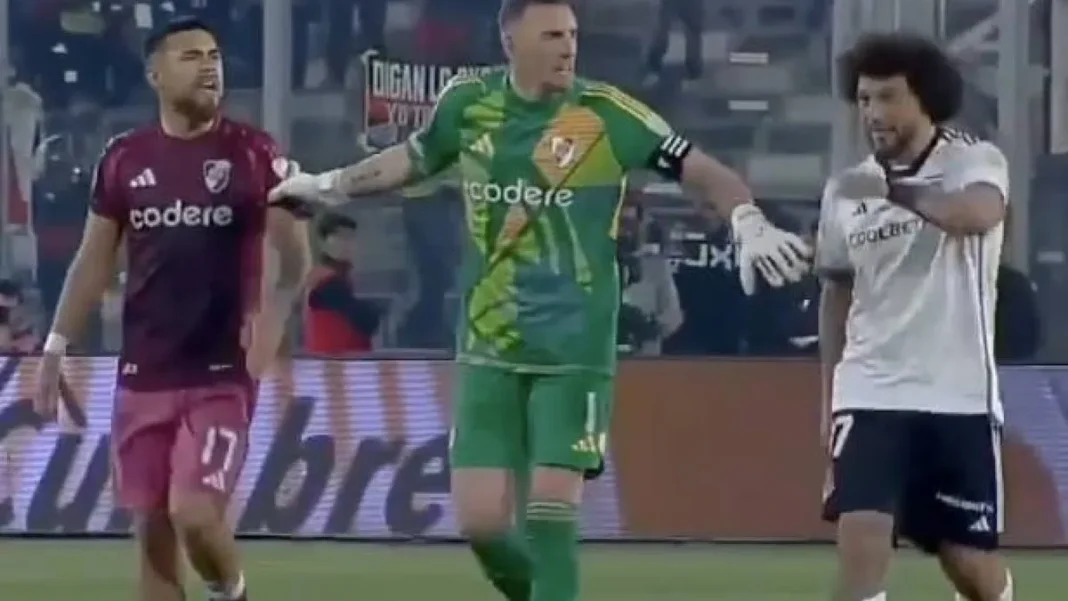 Paulo Díaz y Maximiliano Falcón se enfrentaron y fueron expulsados del partido. Paulo Díaz y Maximiliano Falcón se enfrentaron y fueron expulsados del partido.