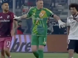 Paulo Díaz y Maximiliano Falcón se enfrentaron y fueron expulsados del partido.