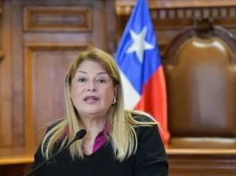 Carabineros allanan casa de Ángela Vivanco y confiscan computador de su hija.