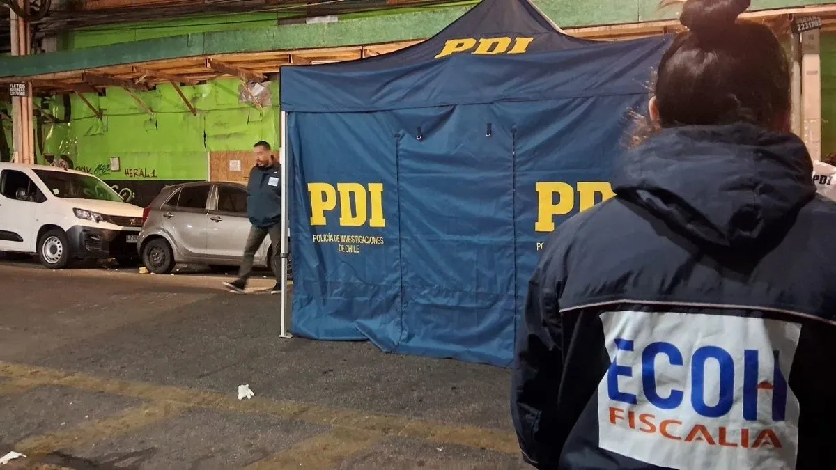 Hombre asesinado a balazos frente a su departamento en Estación Central.