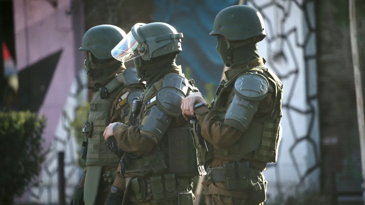 Desalojo en Santiago: vivienda utilizada para drogas y fiestas clandestinas.