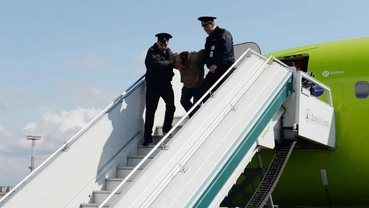 Pasajero ebrio causa emergencia aérea y millonarios gastos a aerolínea en Perú.