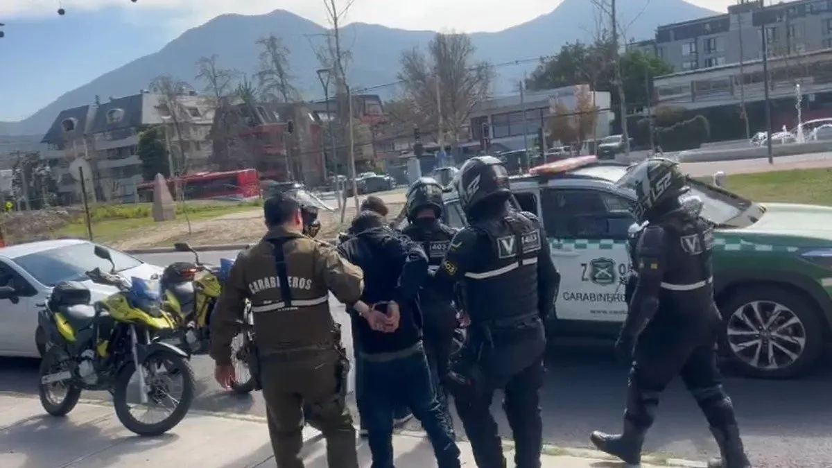 Menores detenidos tras asalto y choque del auto de mujer en Vitacura.