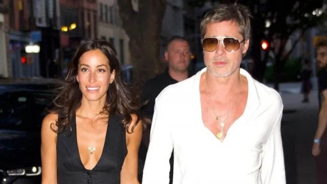 Brad Pitt luce un collar de diamantes en homenaje a su nueva novia.