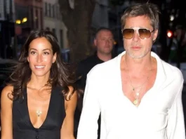 Brad Pitt luce un collar de diamantes en homenaje a su nueva novia.