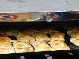 Descubre las empanadas de pino más deliciosas de Santiago en nuestra guía.