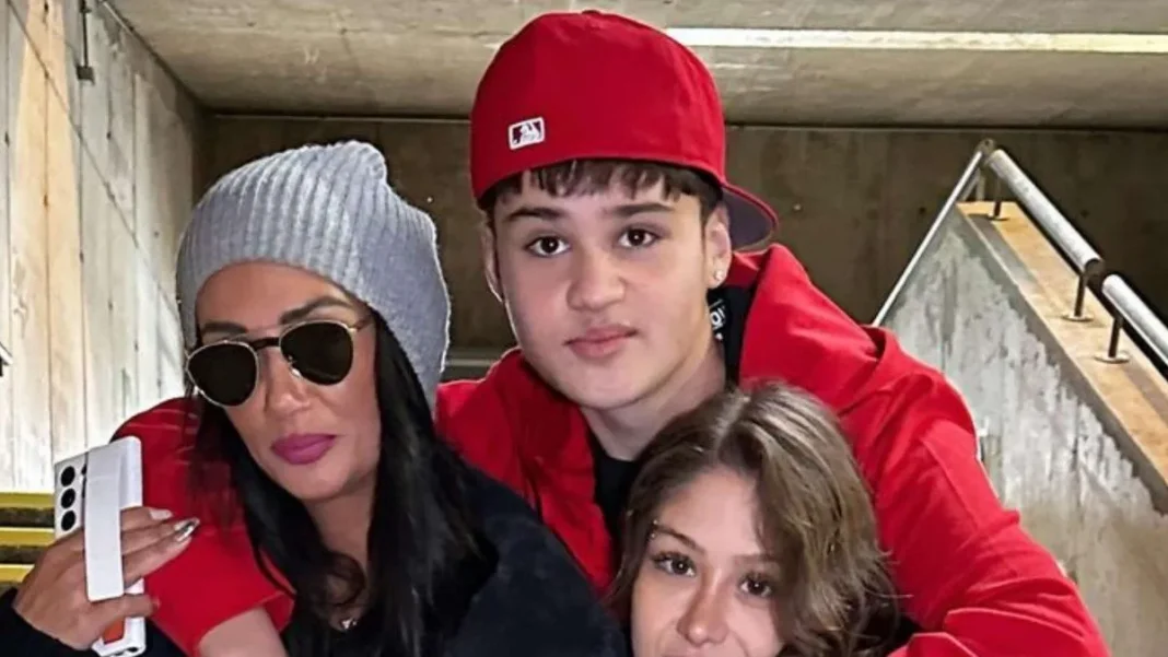 El hijo menor de Pamela Díaz y Manuel Neira comparte su primera foto con su madre.