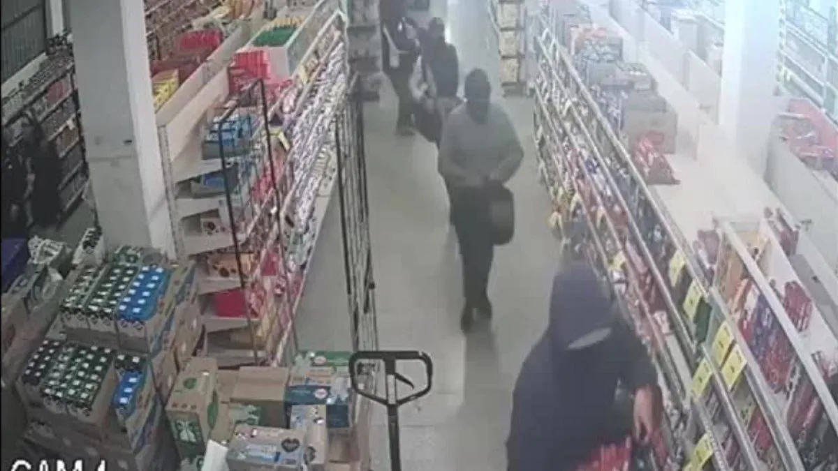Impactante video revela el violento accionar de 'Los Extraditados' en supermercados.
