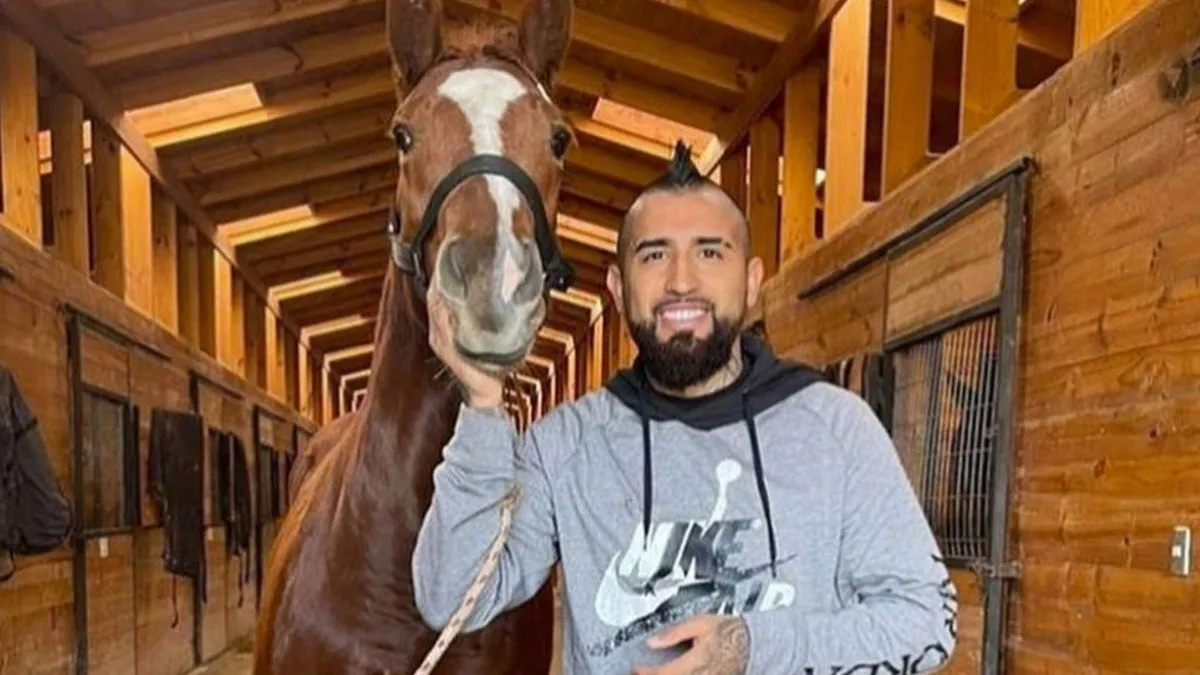 Arturo Vidal anuncia la fecha del remate de caballos de su haras 'Puros aviones'.
