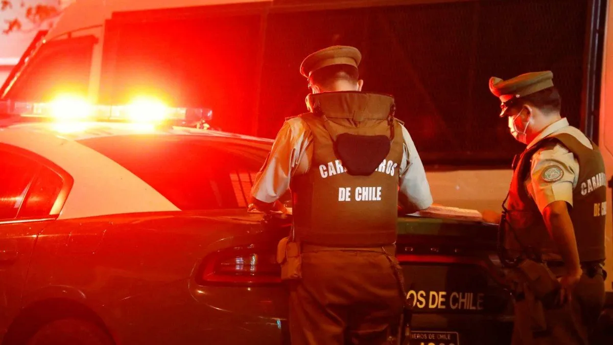 Persecución policial culmina en tragedia: delincuente fallece tras volcar auto robado.