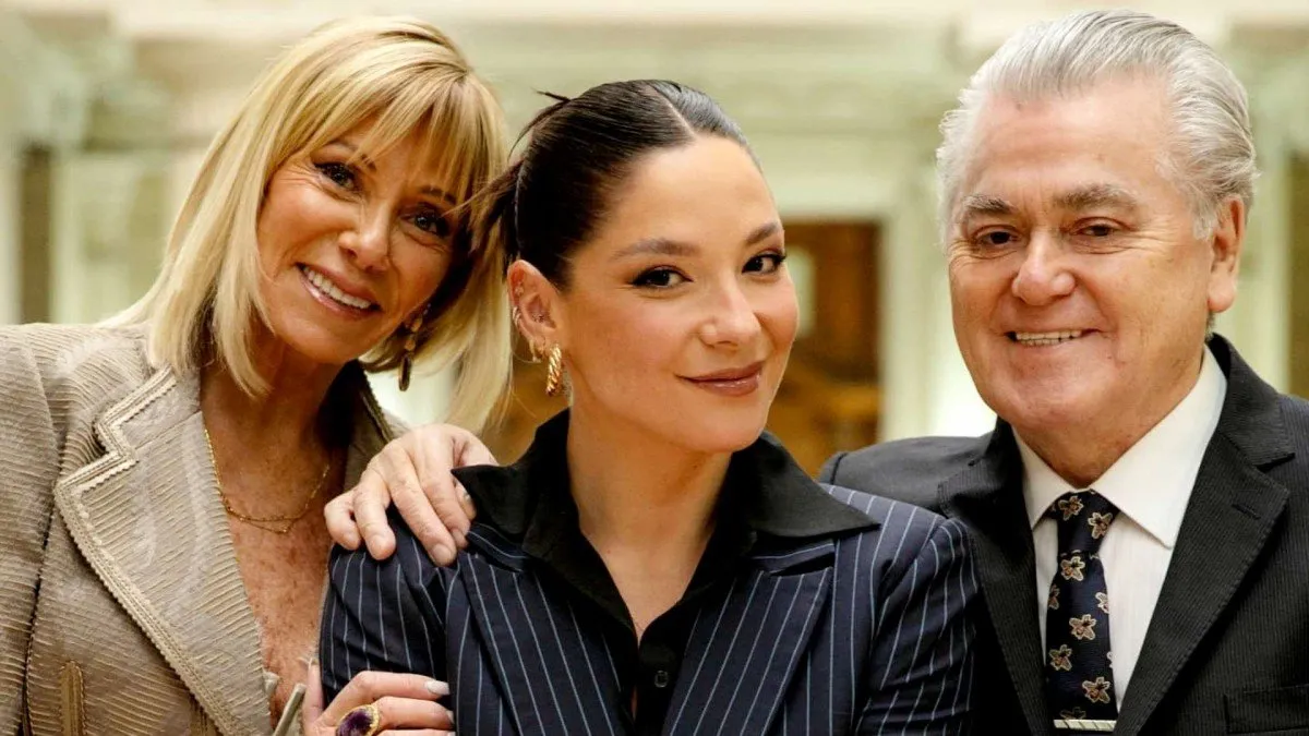 Hernán Calderón sorprende a Kel con un emotivo regalo tras su juramento como abogada.