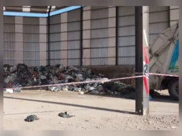 Tragedia en Argentina: recolector fallece tras ser aplastado por camión y pala excavadora.