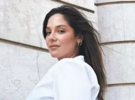 Kel Calderón brilla con su estilo único y transparencia en un evento en París.