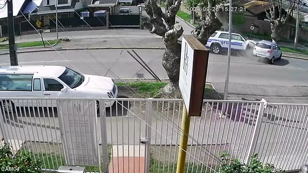 Colisión a alta velocidad de patrulla PDI en camino a homicidio de mujer en Molina. Colisión a alta velocidad de patrulla PDI en camino a homicidio de mujer en Molina.