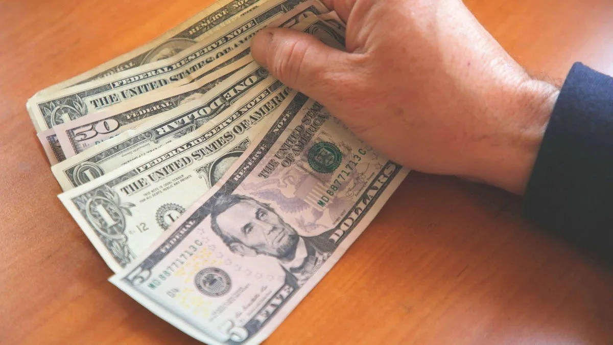 Dólar cae por debajo de $900